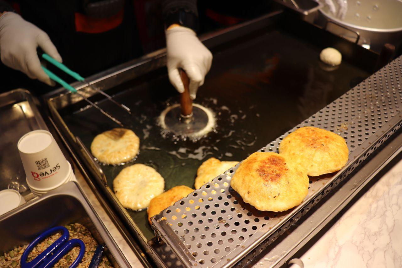 方便品嚐的夜市小吃，展示出韓國街頭獨特的飲食風貌